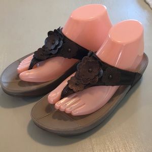 Size 8 ladies fitflop thing sandals